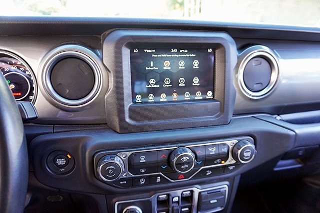 Used 2018 Silver Jeep Unlimited Sahara image 27