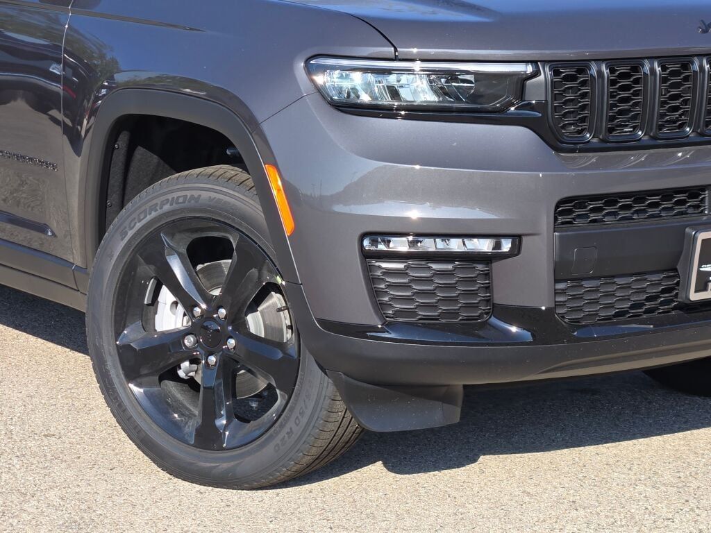 2025 Jeep Grand Cherokee Limited photo 3