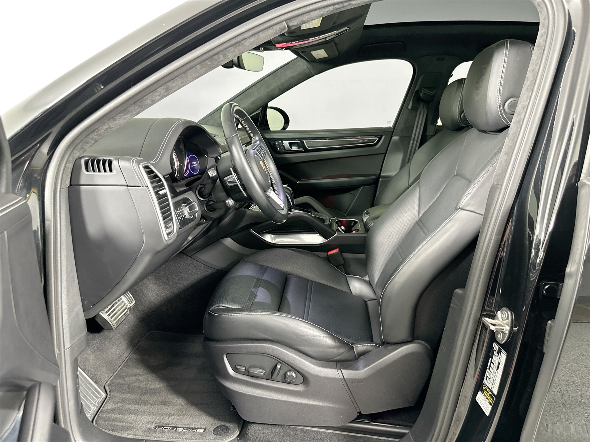2023 Porsche Cayenne Turbo Coupe photo 4