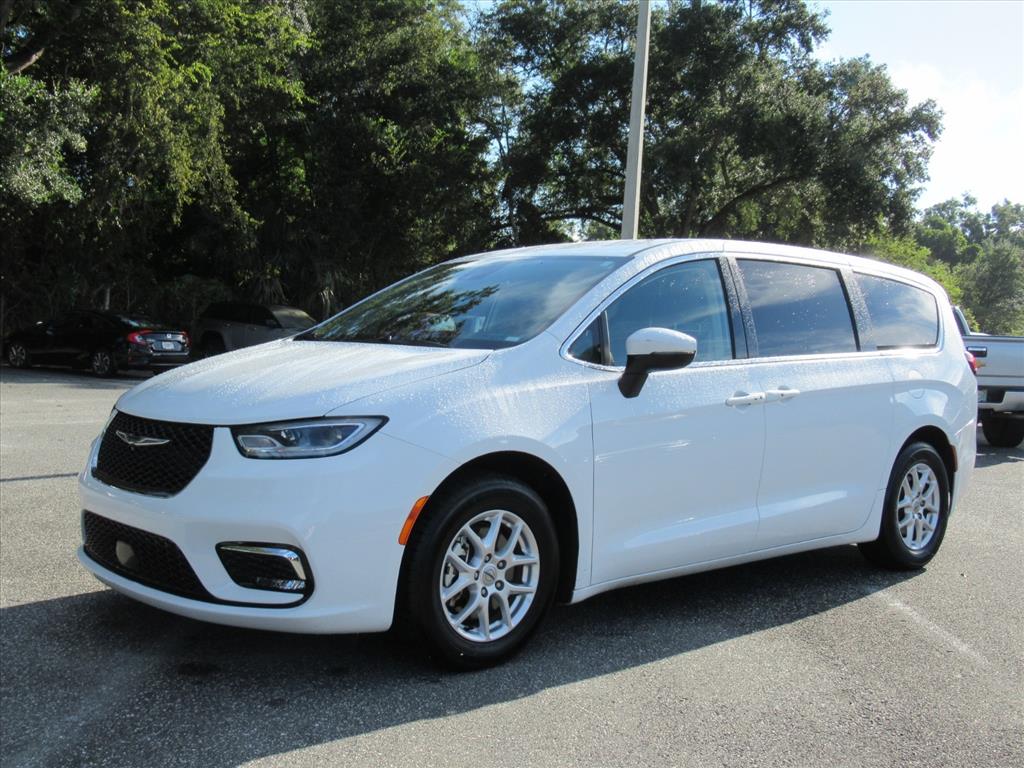 2023 Chrysler Pacifica Touring L photo 3