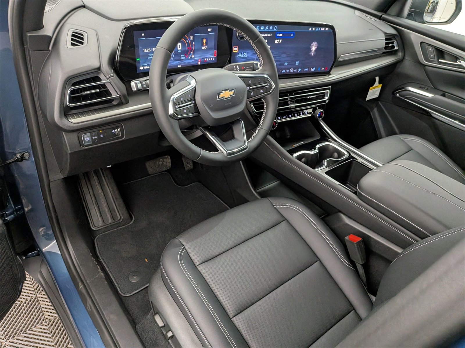 2026 Chevrolet Traverse photo 2