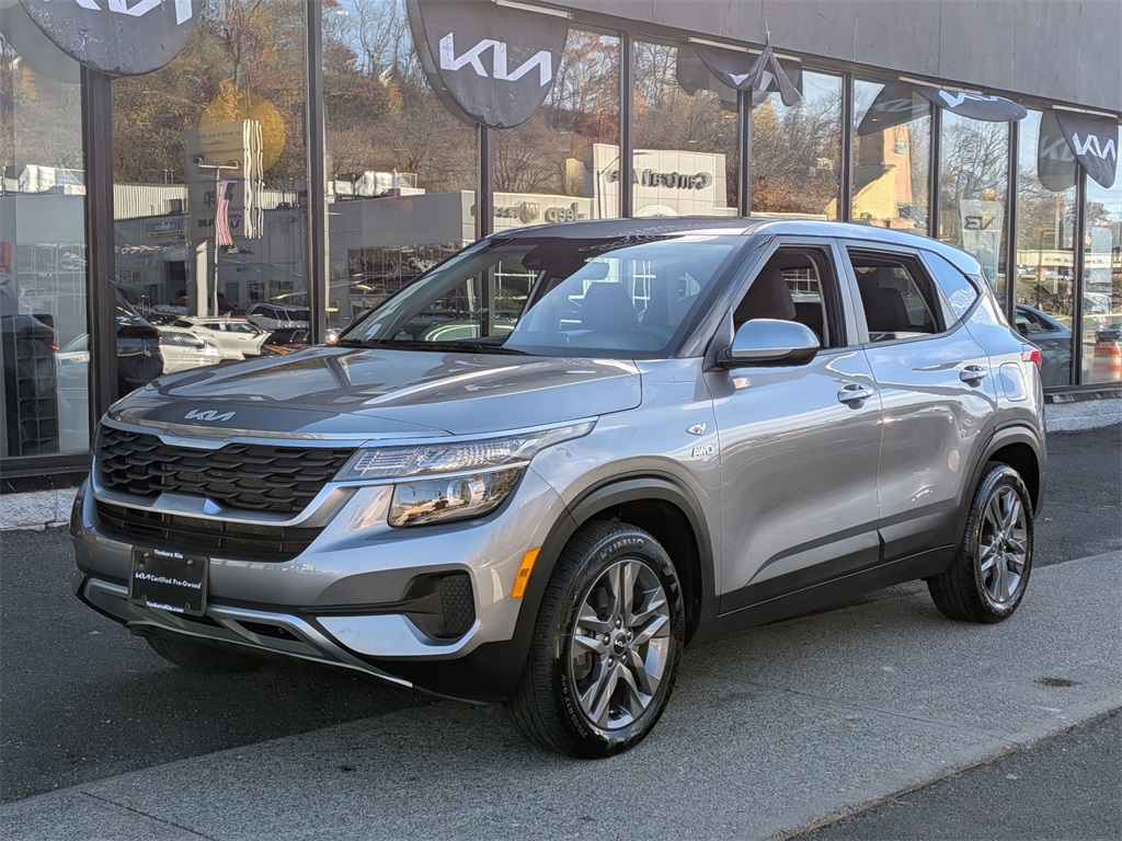 2023 Kia Seltos LX's photo