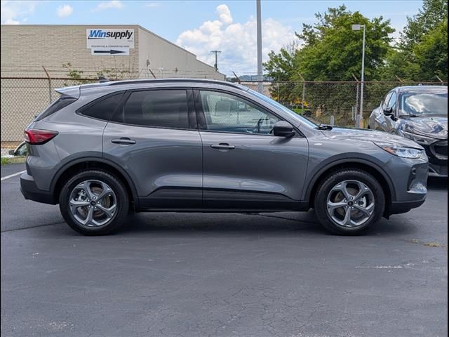 2025 Ford Escape Hybrid ST-Line photo 2