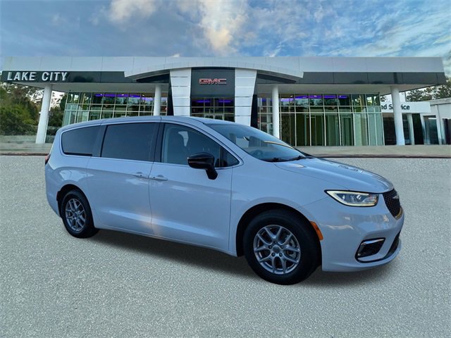 2024 Chrysler Pacifica Touring L's photo
