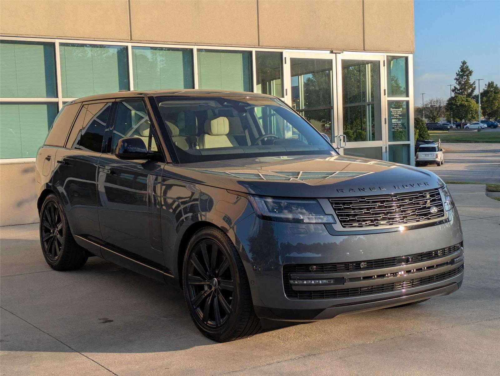 2025 Land Rover Range Rover SE photo 3