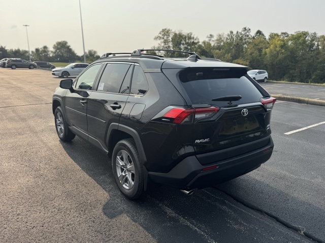 2025 Toyota RAV4 XLE photo 4