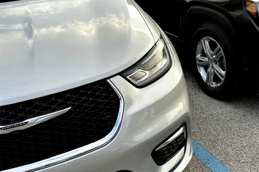 2024 Chrysler Pacifica Touring L photo 3