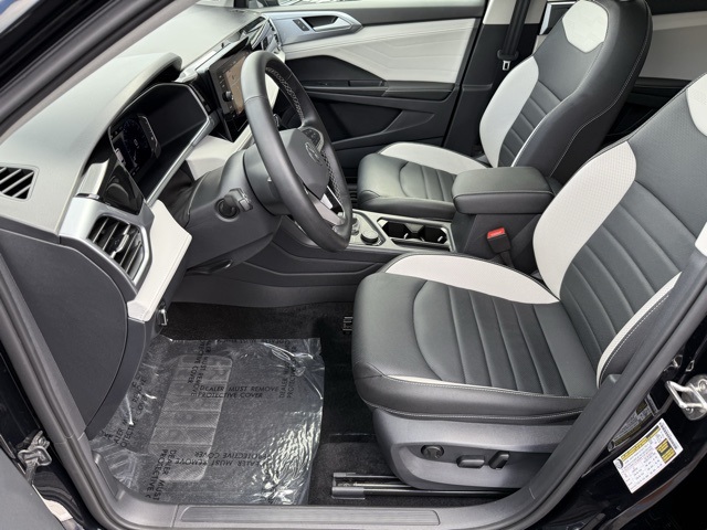2025 Volkswagen Taos SEL photo 3