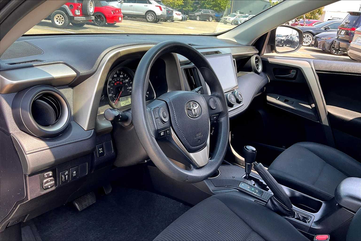 2015 Toyota RAV4 LE photo 14