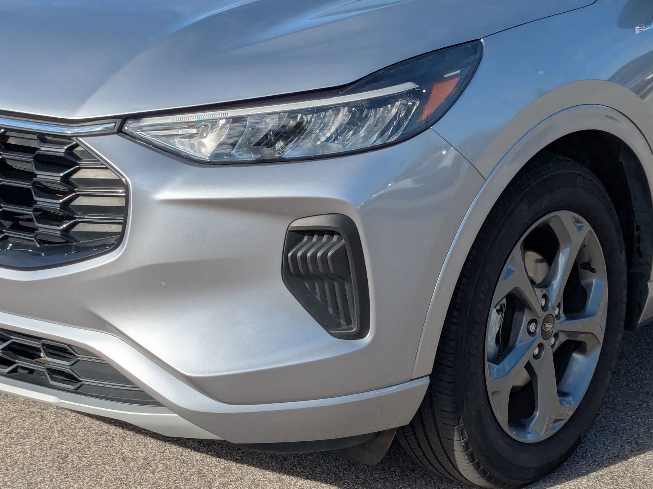 2023 Ford Escape ST-Line photo 2