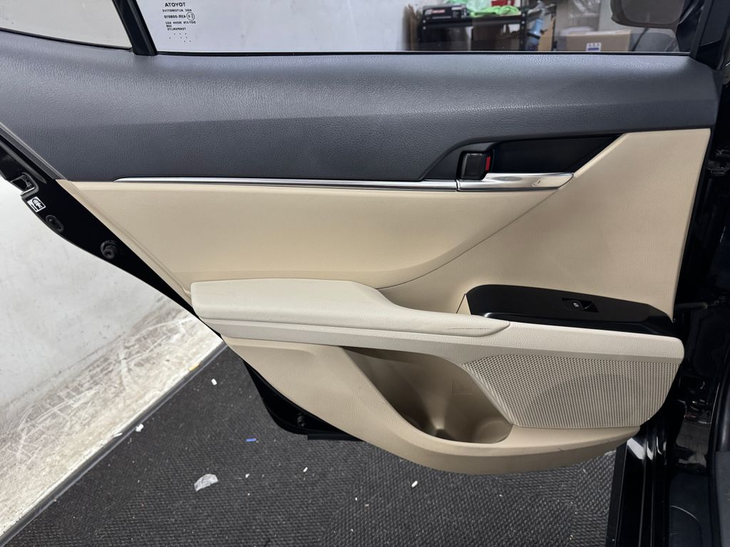 2018 Toyota Camry Hybrid LE photo 13