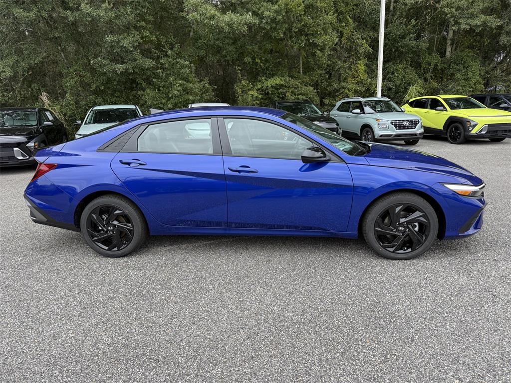 2026 Hyundai Elantra SEL Sport photo 2