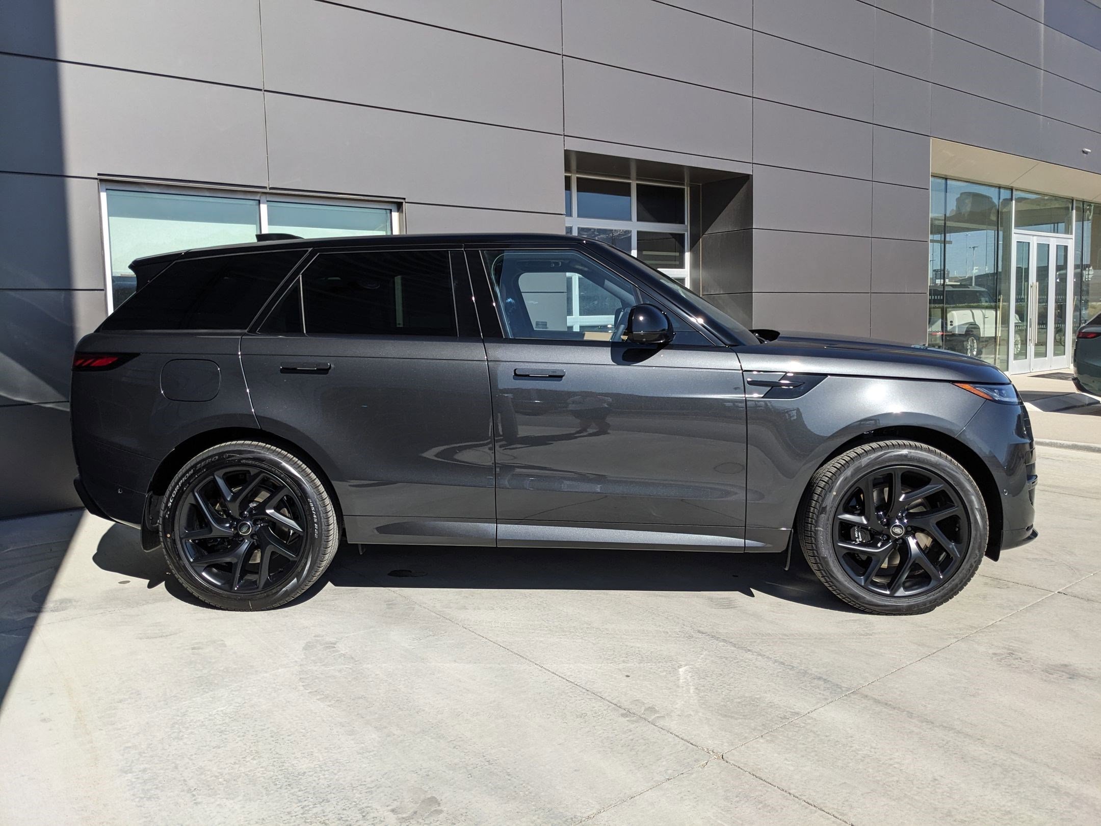 2025 Land Rover Range Rover Sport SE photo 3