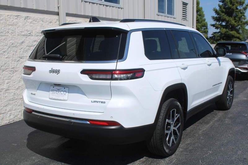 2023 Jeep Grand Cherokee Limited photo 3