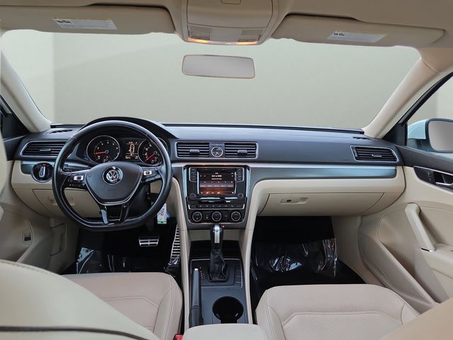 2017 Volkswagen Passat R-Line photo 2