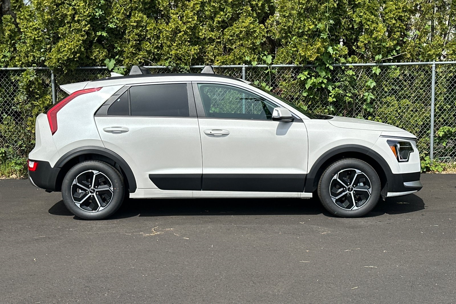 2025 Kia Niro EX photo 2