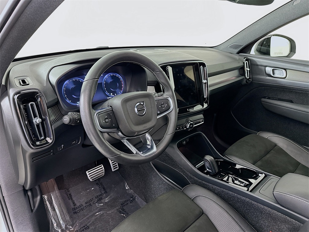 2021 Volvo XC40 R-Design photo 9