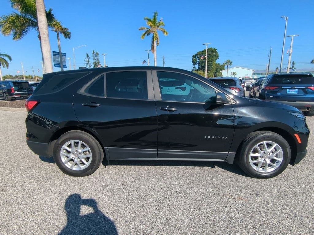 2023 Chevrolet Equinox LS photo 3