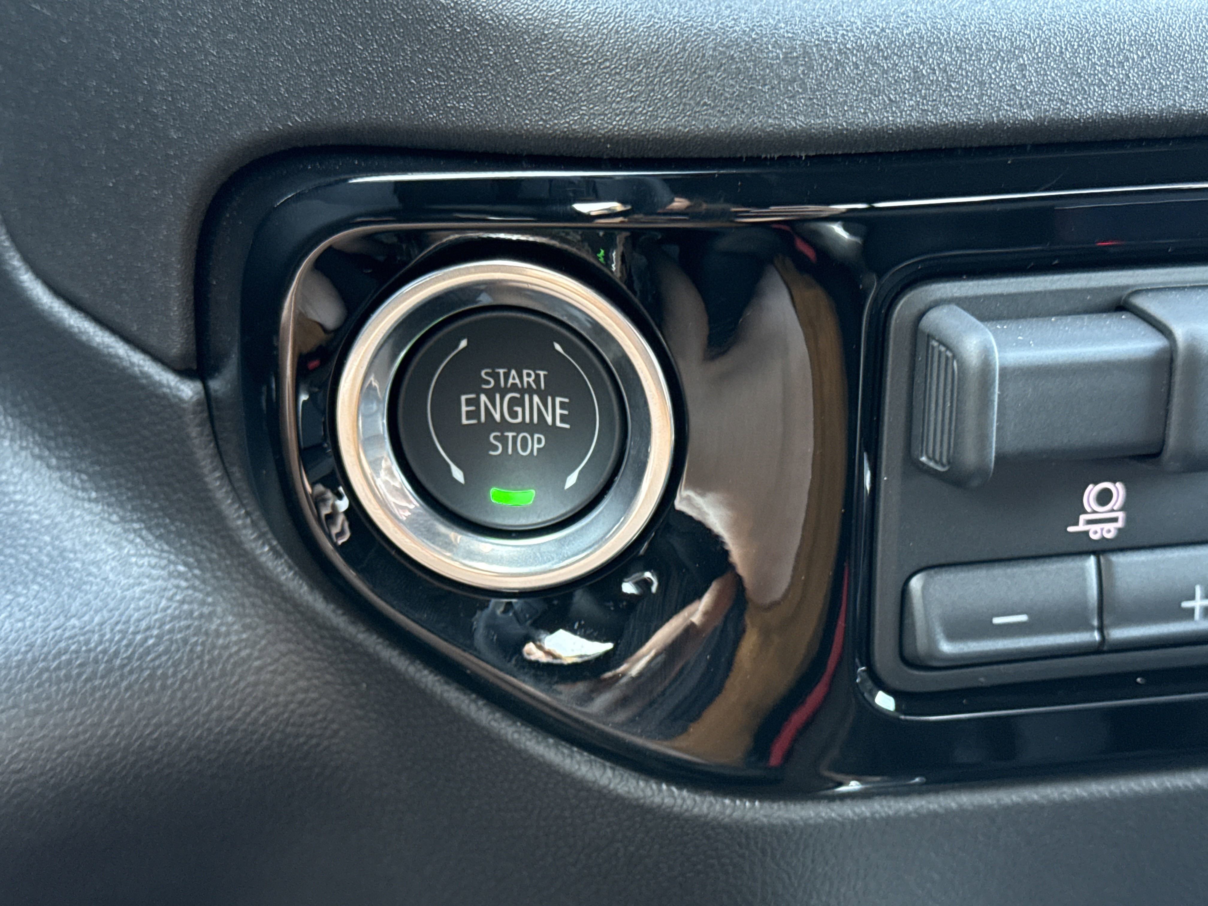 2025 Gmc Sierra 1500 SLT photo 16