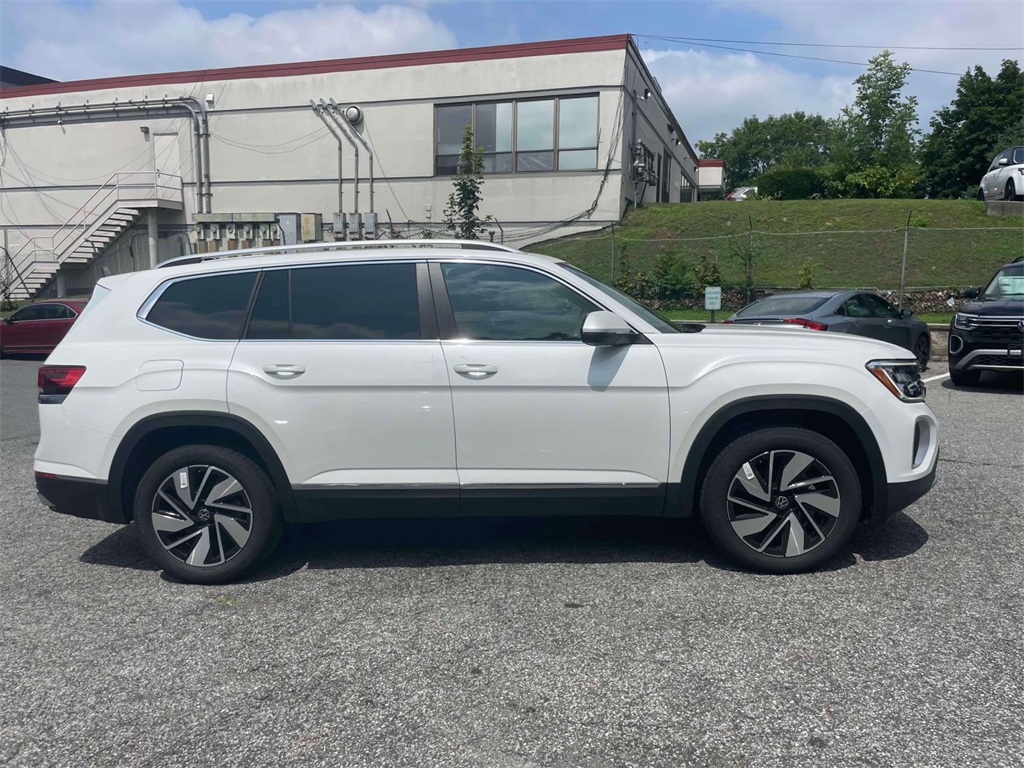2024 Volkswagen Atlas SEL photo 4