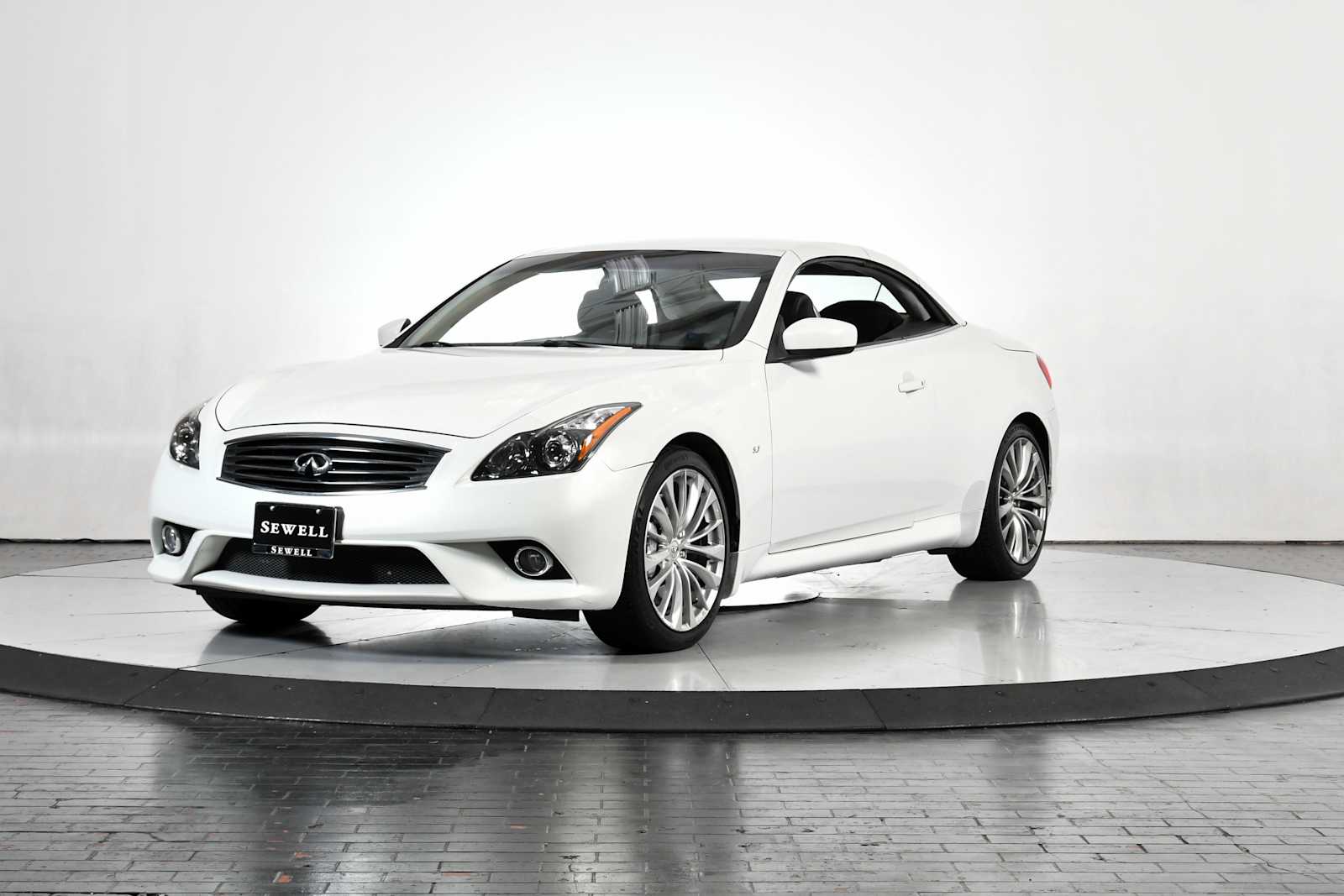 2014 INFINITI Q60 Convertible Base's photo