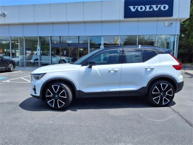 2026 Volvo XC40 photo 3