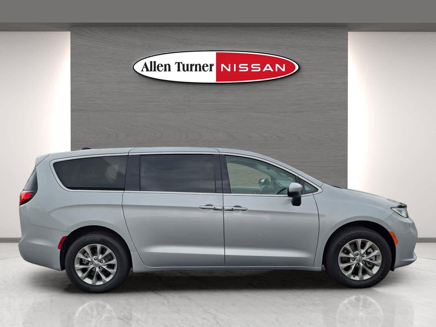 2023 Chrysler Pacifica Touring L photo 10