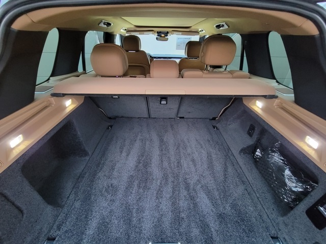 2025 Land Rover Range Rover SE photo 6