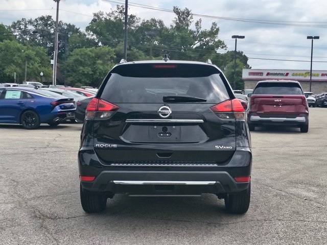 2017 Nissan Rogue SV photo 3