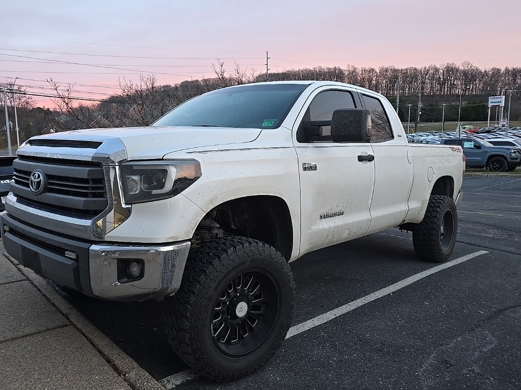 2014 Toyota Tundra SR5's photo