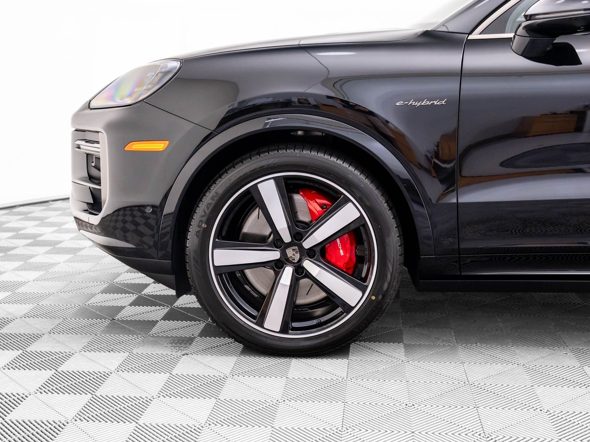 2025 Porsche Cayenne Turbo E-Hybrid Coupe photo 32