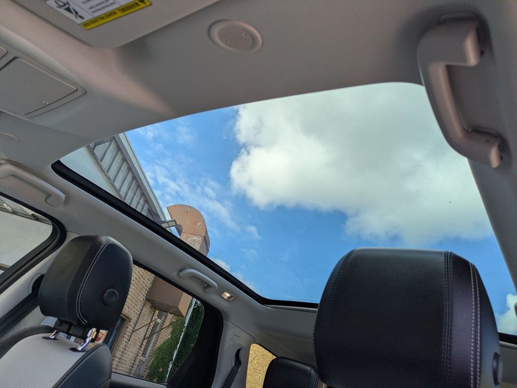2023 Land Rover Discovery Sport SE R-Dynamic photo 13
