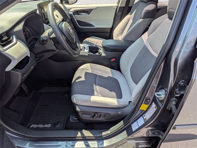 2020 Toyota RAV4 XLE photo 11
