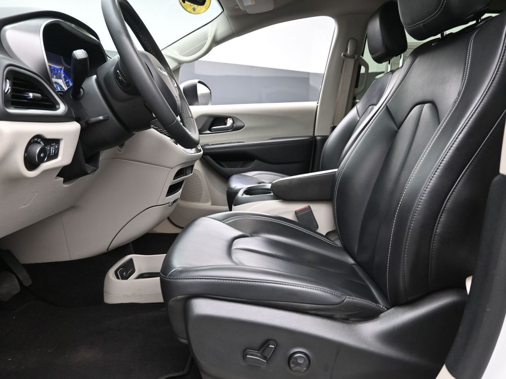 2023 Chrysler Pacifica Touring L photo 11