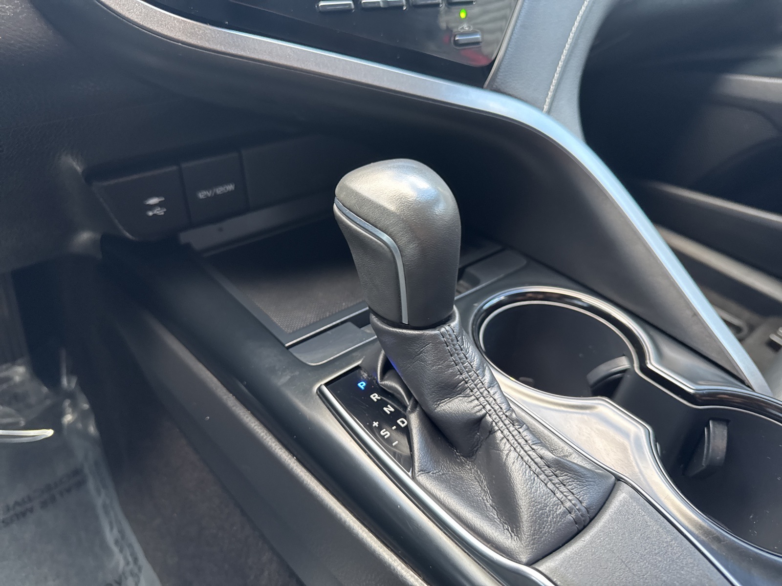 2019 Toyota Camry SE photo 19