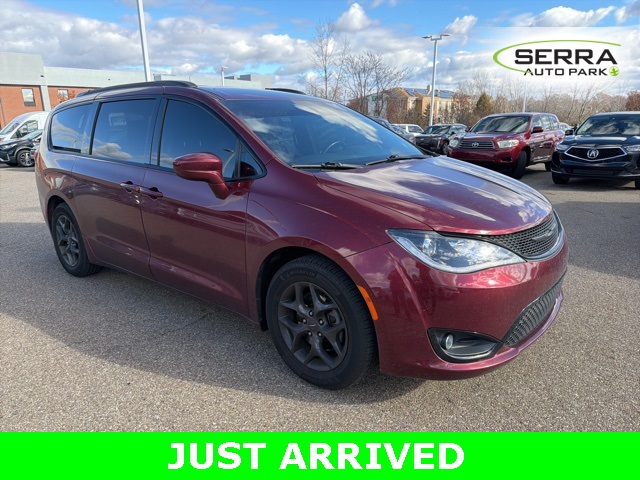 2018 Chrysler Pacifica Touring L photo 2