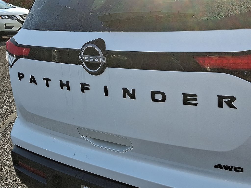 2025 Nissan Pathfinder SV photo 3