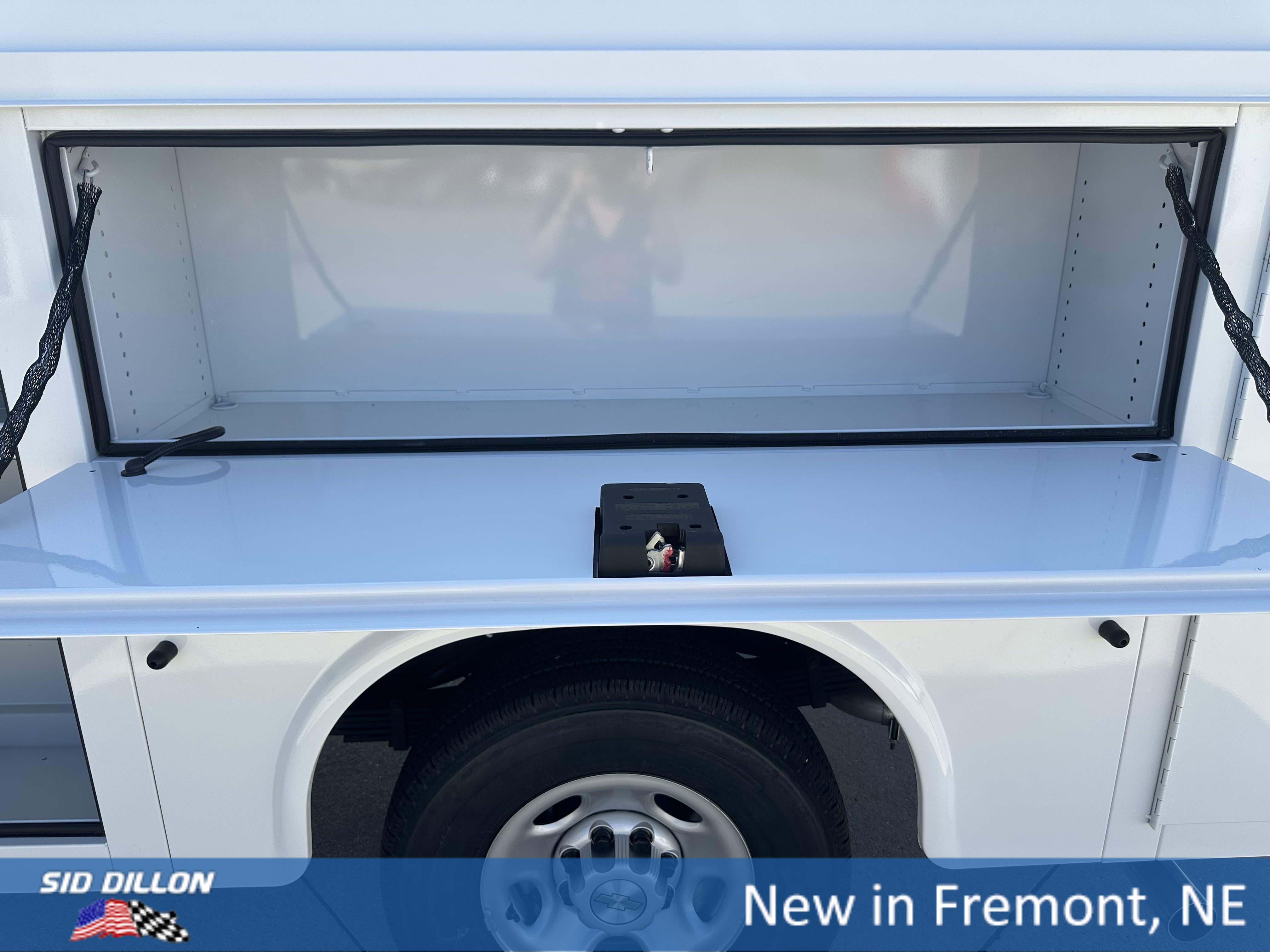 2025 Chevrolet Express Cutaway 3500 photo 2