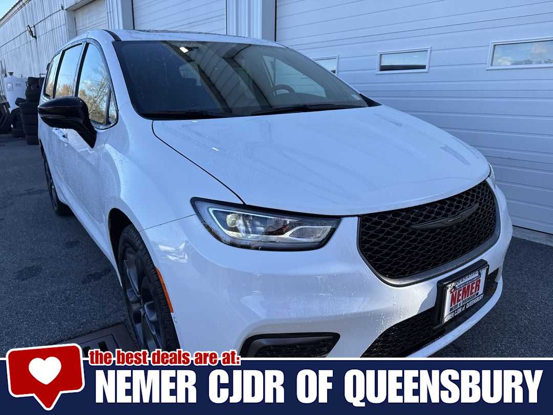 2026 Chrysler Pacifica Select's photo