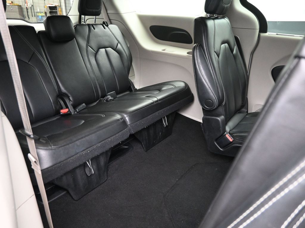 2023 Chrysler Pacifica Touring L photo 7