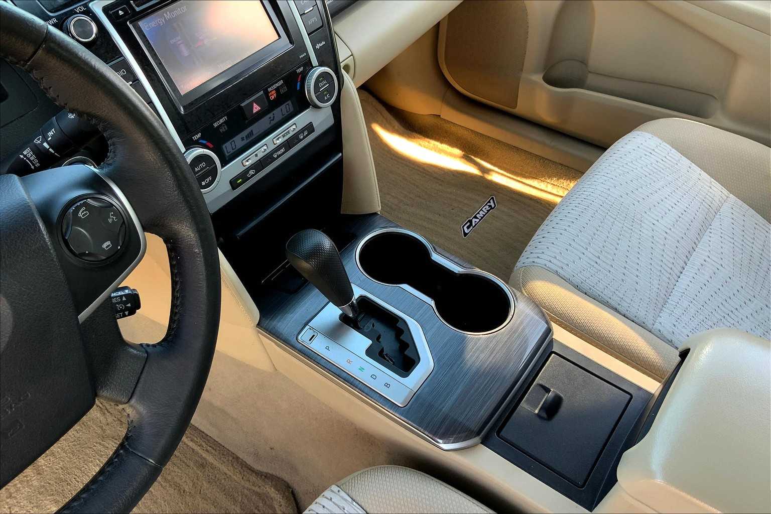 2014 Toyota Camry Hybrid XLE photo 14