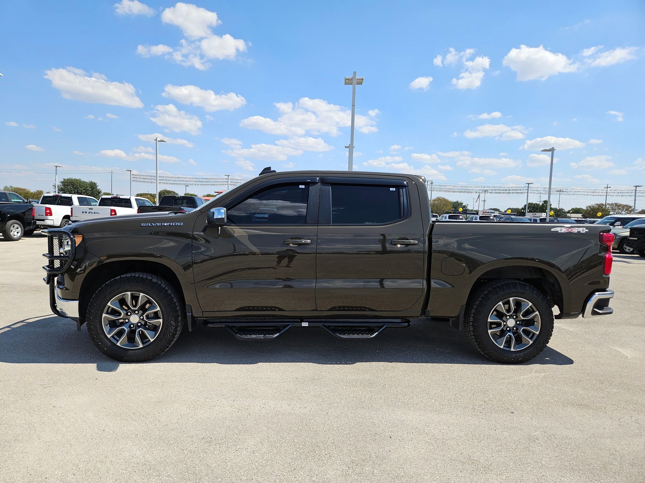 2023 Chevrolet Silverado 1500 LT photo 5