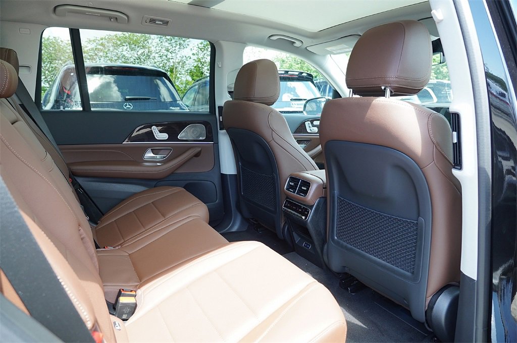 2025 Mercedes Benz GLS 450 4MATIC photo 2