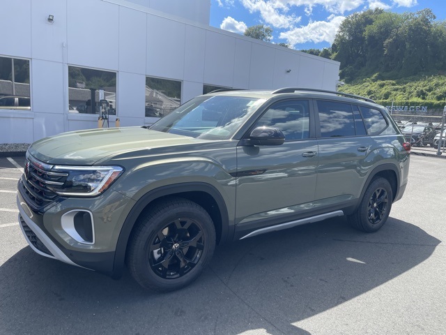 2025 Volkswagen Atlas SE Technology Peak Edition photo 2