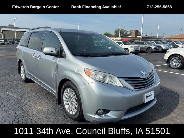 2015 Toyota Sienna XLE Premium photo 2