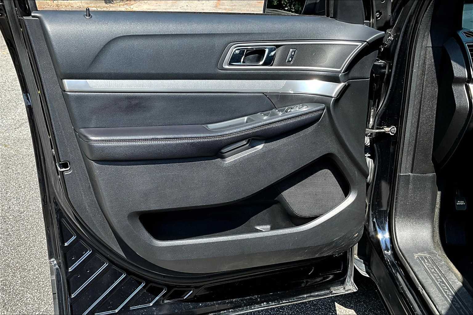 2017 Ford Explorer XLT photo 19
