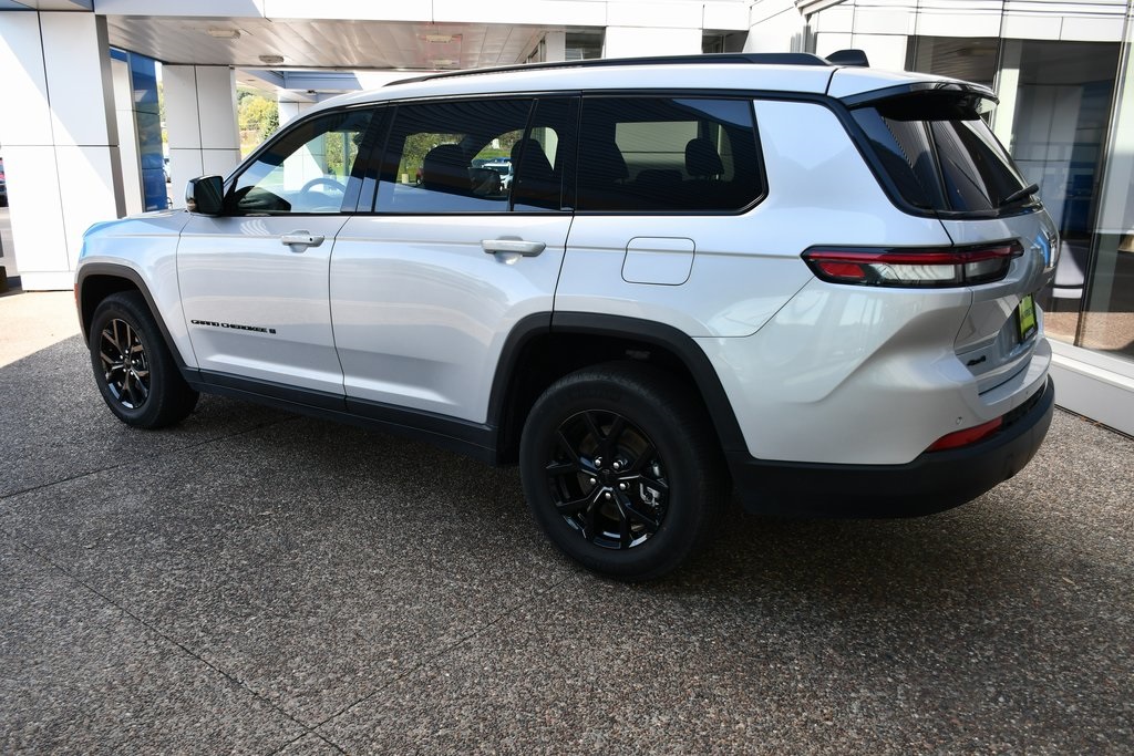 2024 Jeep Grand Cherokee Altitude photo 3