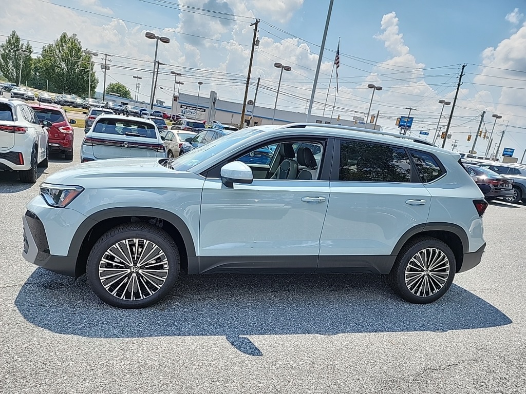 2025 Volkswagen Taos SE photo 3