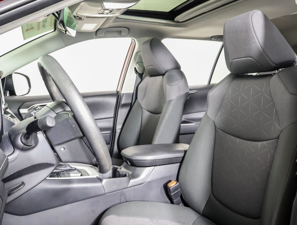 2024 Toyota RAV4 XLE photo 7