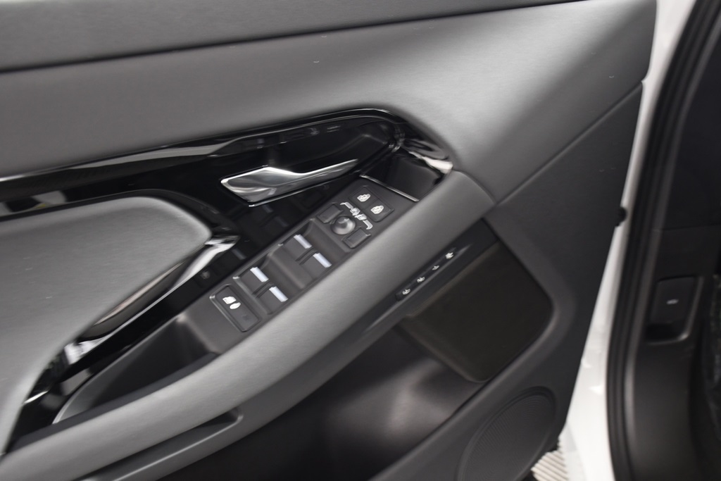 2026 Land Rover Range Rover Evoque Dynamic SE photo 15